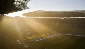 Halbzeit in Berlin und die Fans im Olympiastadion fangen die letzten Sonnenstrahlen auf