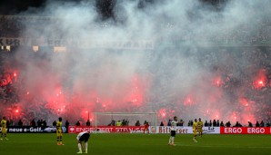 Von wegen die Dortmunder Fans gehen etwas "härter" ans Werk ... auch die Eintracht-Fans können nicht ohne Pyro