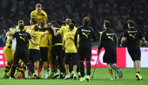 Und es gibt kein Halten mehr! Die komplette Belegschaft des BVB kommt zusammen und feiert den vierten Pokal-Triumph der Borussia