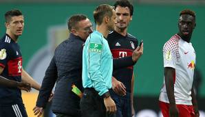In der Halbzeit des Pokal-Spiels zwischen dem FC Bayern und RB Leipzig kam Ralf Rangnick mit seinem Handy zu Schiedsrichter Zwayer