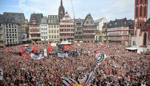Am Tag nach dem Sieg im DFB-Pokalfinale von Berlin kehrten die Frankfurter Helden zurück in ihre Heimat. Und feierten dort mit den Fans eine gigantische Party.