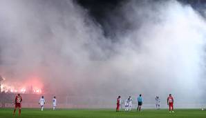 Fans des Hamburger SV brannten in Wiesbaden mehrfach Pyrotechnik ab.