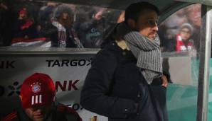 Niko Kovac versteckte sich auf der Trainerbank vor dem Regen in Osnabrück.