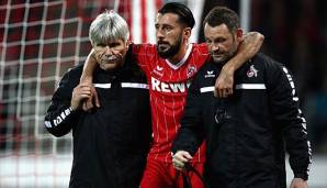 Dominic Maroh vom 1. FC Köln wird verletzt vom Feld begleitet
