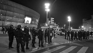 Polizisten vor dem San Mames in Bilbao.