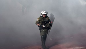 Im Stadion stürmten Hooligans aufs Spielfeld, die Polizei setzte unter anderem Tränengas ein, um die Situation unter Kontrolle zu bekommen