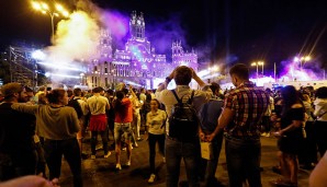 Am Ziel! Real Madrid ist zum 33. Mal spanischer Meister. Zuerst feiern die Königlichen in Malaga vor Ort. Anschließend aber machen sie in Madrid die Nacht zum Tage...