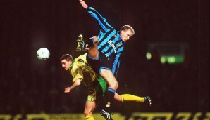 1993: Dennis Bergkamp von Ajax zu Inter Mailand - Ablöse: 10 - 15 Millionen Euro. Zwei Jahre blieb der Niederländer vor seiner großen Arsenal-Zeit bei den Nerazzurri, kam aber nie richtig an. 1994 gab's immerhin den Uefa-Cup-Sieg