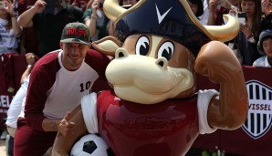 Lukas Podolski ist endgültig in Japan angekommen! Der Kölner wurde am frühen Donnerstagmorgen endlich bei Vissel Kobe vorgestellt - und die Fans schauten gebannt zu