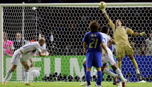 Italien glich durch Marco Materazzi nach einer Ecke aus und es ging in die Verlängerung. In der 104. Minute köpfte Zidane um ein Haar das 2:1, doch Buffon parierte sensationell