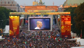Auf der Fanmeile in Berlin sehen Hunderttausende den Abgang eines der größten Fußballers aller Zeiten - und wie Italien im Elfmeterschießen den Titel gewinnt