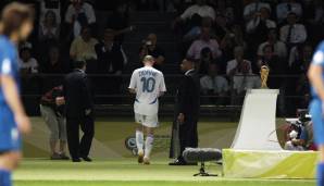 Für Zidane war es das letzte Spiel seiner Karriere, in der er Welt- und Europameister wurde und zahllose weitere Titel und Auszeichnungen gewann. Es war ein Finale mit KAWUMMS und ein unwürdiger Abgang eines großen Fußballers.