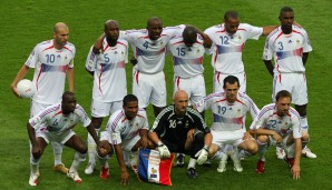 Sonntagabend am 9. Juli 2006 im Berliner Olympiastadion: Im Nachhinein könnte man jede Menge in Zidanes Pose beim Teamfoto hineininterpretieren, aber lassen wir das