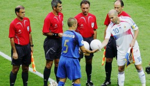 Seitenwahl und Shakehands mit Fabio Cannavaro, Italiens Ein-Mann-Räumungsdienst, der eine herausragende WM spielte und Weltfußballer werden sollte