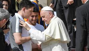 Papst Franziskus mit den Spielern von Chapecoense