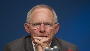 Wolfgang Schäuble blickt kritisch auf die steigenden Transfersummen im internationalen Fußball