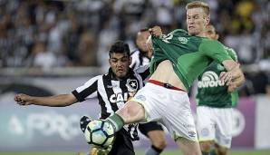 Zwei Spieler im Zweikampf im Spiel zwischen Chapecoense gegen Botafogo