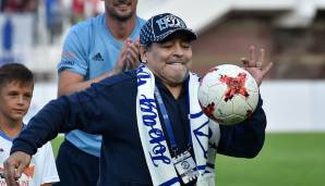 Seine Künste am Ball hat Maradona nicht verloren. Oder etwa doch? Hier verspringt ihm der Ball, aber das passiert eben auch den Besten.