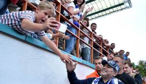 Berührungen für die Ewigkeit: Dieser junge Mann macht seine ganz persönlichen Erfahrungen mit der Hand Gottes und hält seine Begegnung mit Maradona für die Nachwelt fest.