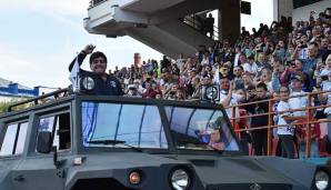 Diego Maradona ist neuer Präsident des weißrussischen Erstligisten Dinamo Brest. Am Montag wurde er auf spektakuläre Weise vorgestellt. Der Argentinier fuhr auf einem Panzerfahrzeug vor, posierte mit Ring und Pokal und küsste sogar den Boden.