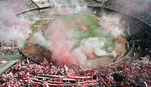 In den 20er-Jahren lud sich die Rivalität endgültig sozial auf. Grund dafür war der Umzug River Plates vom Hafen ins noble Viertel Nunez. Dort entstand 1938 auch das legendäre Estadio Monumental, die Heimspielstätte der Millonarios.