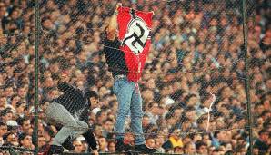 Der 20. April ist der Geburtstag von Adolf Hitler. In den 1990ern befand sich der Hooliganismus in England und Deutschland auf einem Höhepunkt. Als dann noch durchsickerte, dass 10.000 Rechtsradikale das Spiel als Bühne nutzen wollen, folgte die Absage.