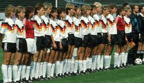 Als die DFB-DAMEN 1989 den EM-Titel gewinnen, dürfen sie als Amateure keine finanzielle Prämie bekommen. Der DFB schenkt ihnen stattdessen ein Kaffeeservice mit bunten Blümchen drauf, 41 Teile insgesamt, Produktlinie "Mariposa" von Villeroy & Boch.