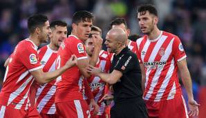 SPANIEN: In einem unglaublich engen Abstiegskampf bedeutete für Girona in diesem Jahr das bittere Resultat: Abstieg! Zwei Jahre nach dem ersten Aufstieg in die erste Liga in der Vereinsgeschichte verpasste man den Klassenerhalt trotz 37 Punkten.