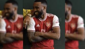 Arsenal vollzieht im Sommer den Ausrüsterwechsel von Puma zu Adidas. Lacazette präsentiert das klassische rot-weiße Heimtrikot mit stilvollen Kragen.