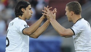 Podolski (r.) hofft bald auch bei Arsenal mit Khedira (l.) im Team zu spielen