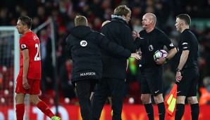 Liverpool-Trainer Jürgen Klopp diskutiert mit den Schiedsrichtern nach dem Abpfiff