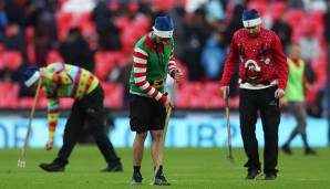Die helfenden Elfen der Tottenham Hotspur: Oben Ugly Christmas Sweater, unten Shorts. Weltklasse!