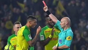 Kuriose Szene aus der Ligue 1: Schiedsrichter Chapron tritt gegen einen Spieler nach.