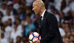 ...und auf der anderen Seite Zinedine Zidane, der es in dieser Situation allerdings etwas ruhiger angehen ließ