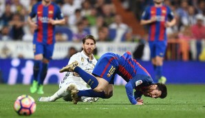 Dann rauscht Ramos an der Mittellinie heran wie ein Irrer, Messi fällt...