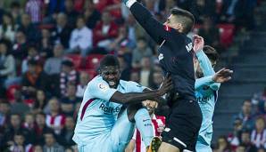 Kepa Arrizabalaga faustet den Ball vor Samuel Umtiti weg