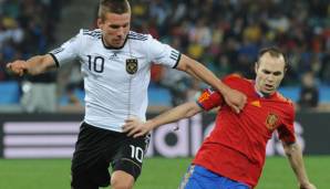 Lukas Podolski und Andres Iniesta lieferten sich international große Schlachten.