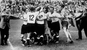 Platz 21: Beim Wunder von Bern 1954 gehörte Fritz Walter als Kapitän schon zu den Erfahrenen. Vier Jahre später kam er im Alter von 37 Jahren, sieben Monaten und 24 Tagen erneut zum Einsatz und ist damit der älteste deutsche WM-Spieler aller Zeiten.