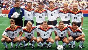 Deutschland 1994: Vier Jahre später waren die Deutschland-Farben immer noch da, diesmal aber in Lätzchenform direkt unter dem Hals. Auch Bodo Illgners Torwarttrikot ein Hingucker.