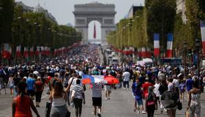 Auch in Paris machten sich die Fans bereits am frühen Nachmittag auf den Weg, um ihre neuen Weltmeister in Empfang zu nehmen.