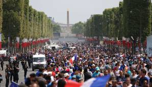 Vom Arc de Triomphe aus macht sich die französische Mannschaft mit einem Doppeldecker-Bus auf zur Champs-Elysees, wo die neuen Weltmeister gegen 18.30 Uhr eintreffen.