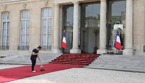 Der Rote Teppich vor dem Elysee-Palast ist bereits ausgerollt und wird für den Weltmeister noch blitzeblank geputzt, ehe Präsident Macron dort seine Goldjungen empfängt.