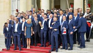 Mannschaftsfoto die Zweite: Diesmal samt Macron, Gattin und einigen Vertretern der Nationalgarde - ach wie schön!