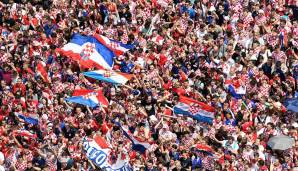 Trotz der Niederlage gegen Frankreich erwarten tausende Anhänger die kroatischen Nationalspieler am Jelacica Square in Zagreb.