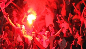 Die Fans von Fortuna Düsseldorf zündeten Pyrotechnik im DFB-Pokalspiel gegen Hansa Rostock