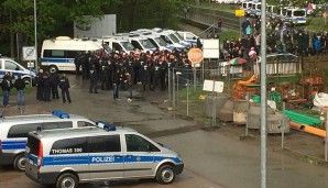 FCK-Fans setzten zum Platzsturm an und bewarfen die eigene Mannschaft mit verschiedenen Gegenständen. Polizei und Ordnungskräfte verhinderten eine völlige Eskalation