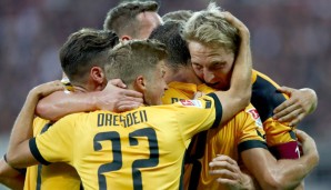 Dynamo Dresden bejubelt den Punktgewinn in Hamburg