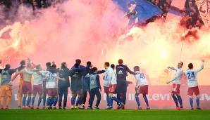 Die HSV-Fans feierten ihre Mannschaft nach dem Abpfiff nochmal ausgiebig. Natürlich mit Pyro.