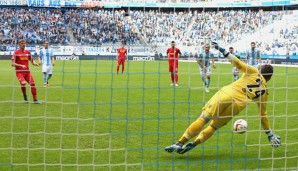 Löwen-Keeper Ortega pariert den Strafstoß von Bochums Novikovas