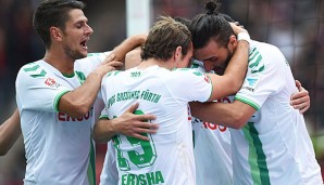 Veton Berisha (2.v.l.) erzielte das wichtige 1:0 der Fürther gegen Stuttgart